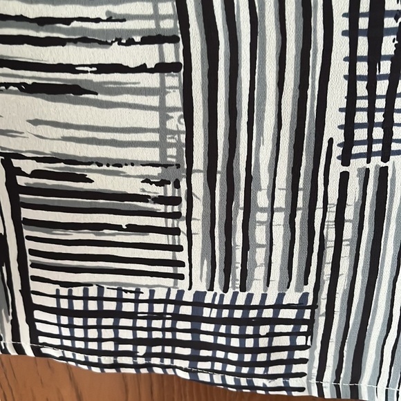 Kathy Che short sleeved 100% polyester so it feels silky blouse. Size Medium - Picture 5 of 7